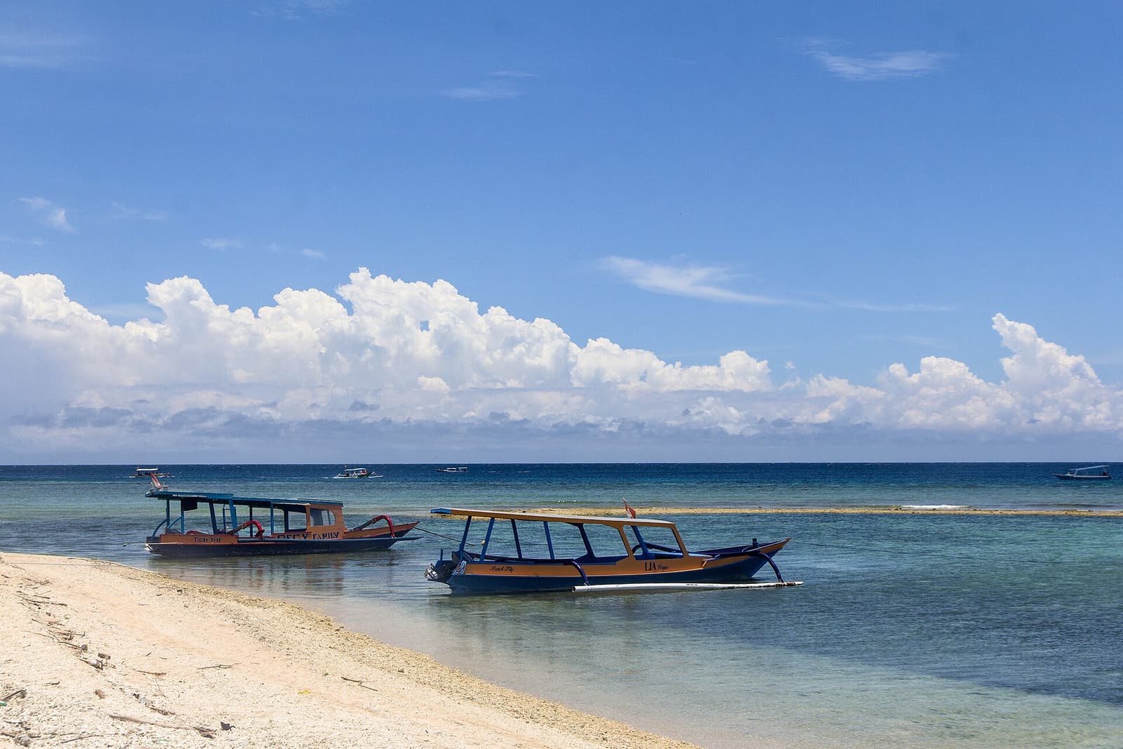 Perahu tradisional di pantai putih Gili Meno