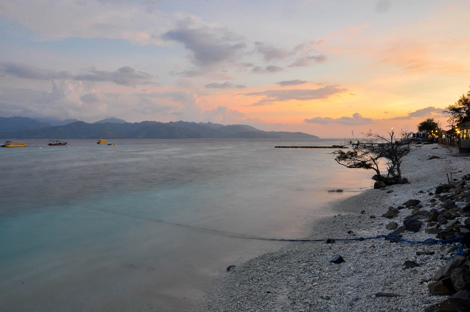Matahari terbenam di atas laut di Gili Trawangan