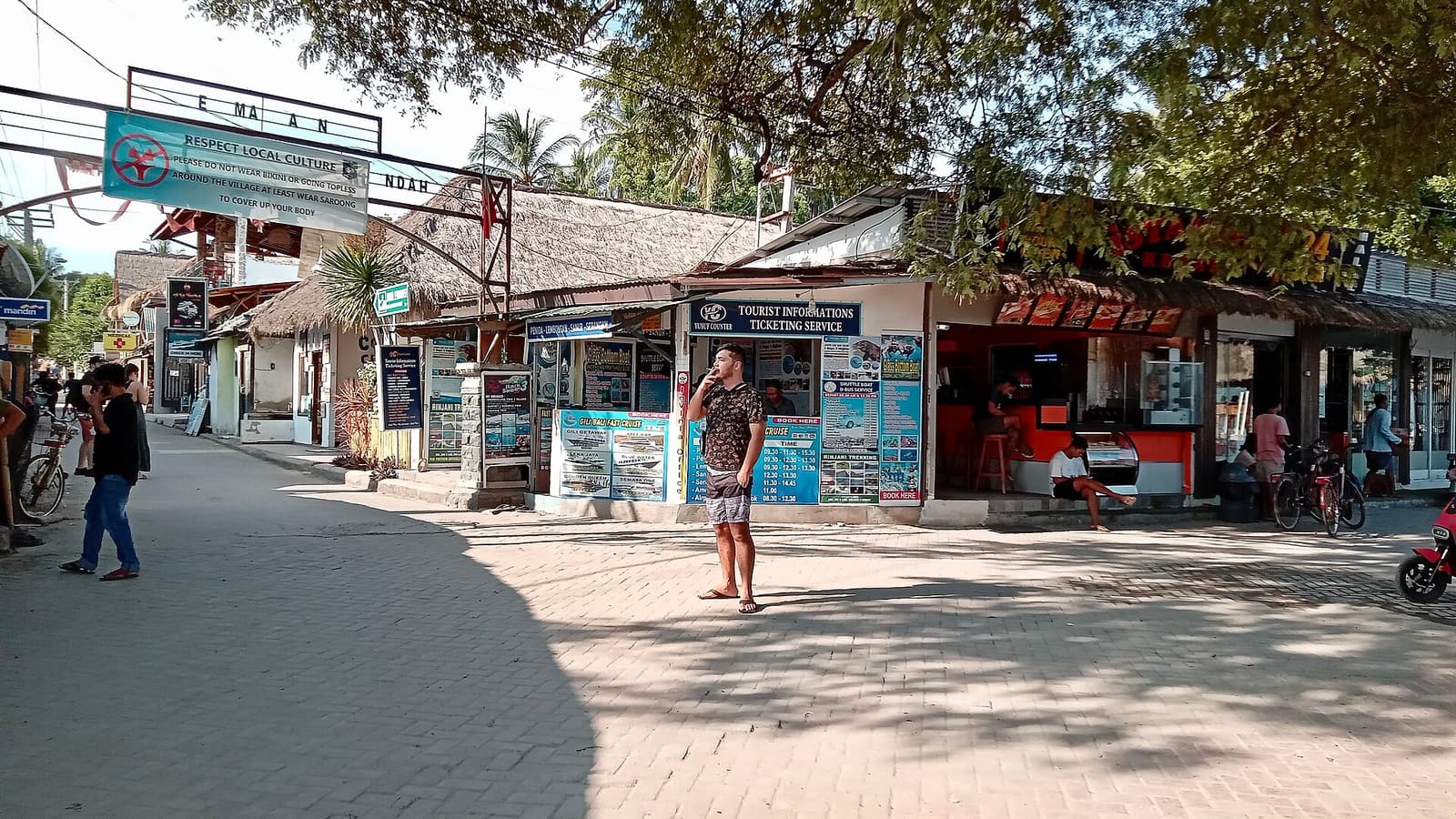 Die von Läden gesäumte Hauptstraße am Hafen von Gili Air