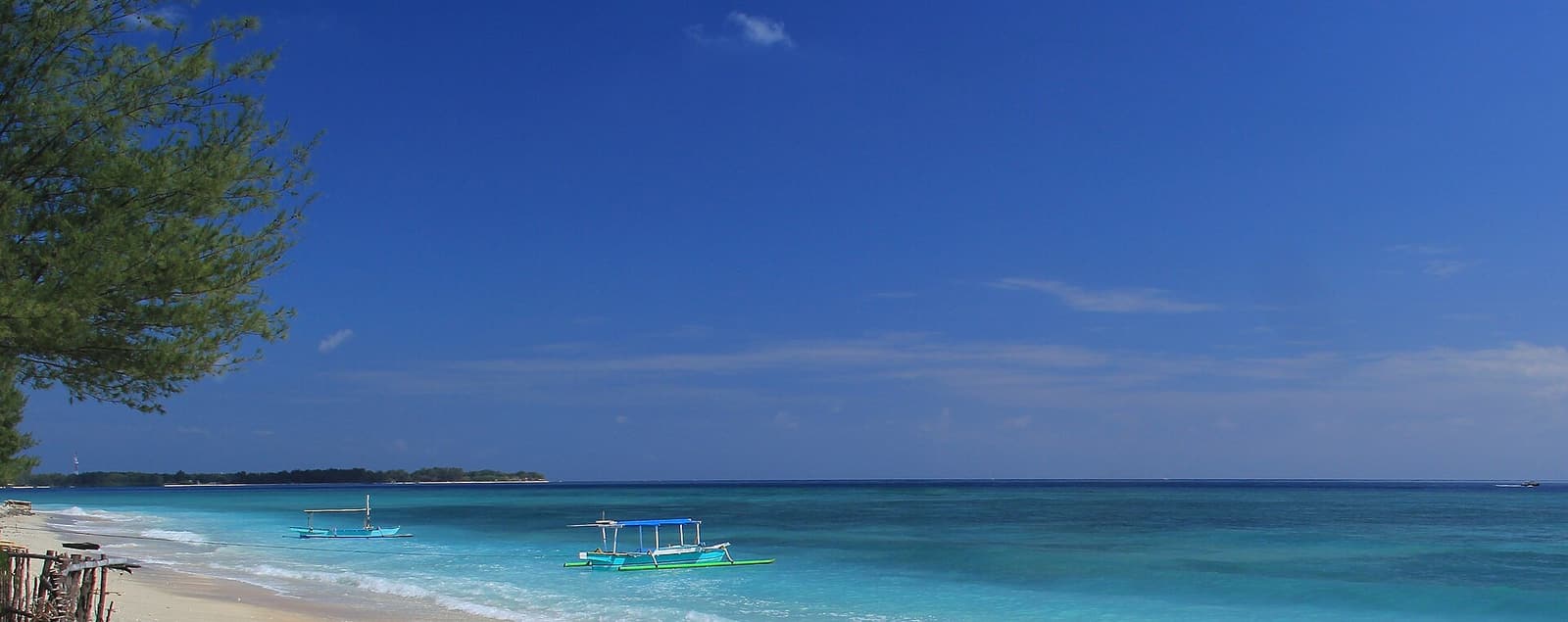 Pantai pasir putih dan air toska di pesisir Gili Air