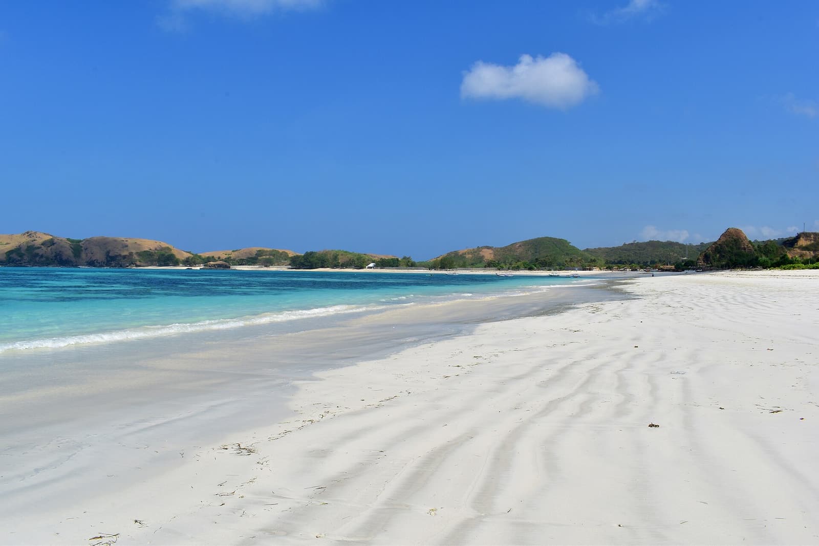 Die weite, weiße Bucht von Tanjung Aan an Lomboks Südküste