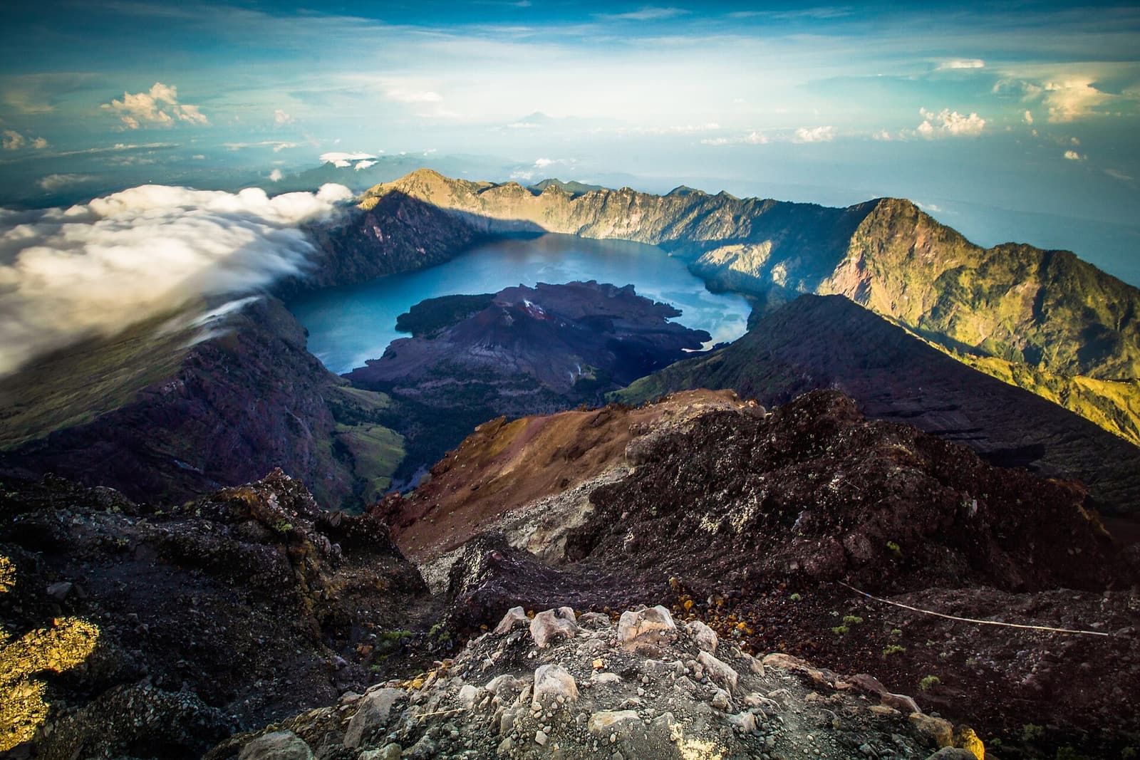Gunung Rinjani di atas danau kawah Segara Anak, Lombok