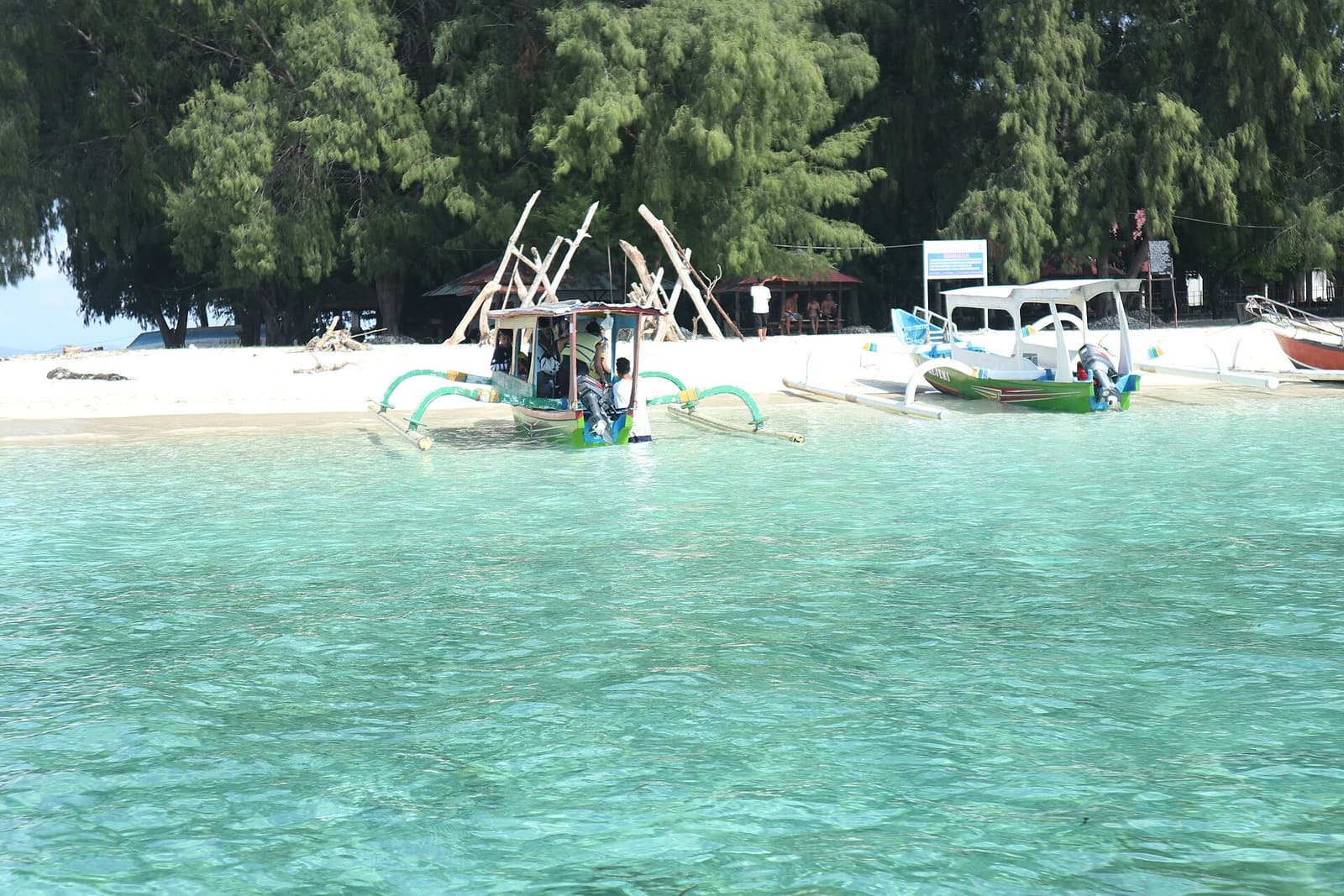 Boote vor einem weißen Sandstrand auf Gili Nanggu, West-Lombok