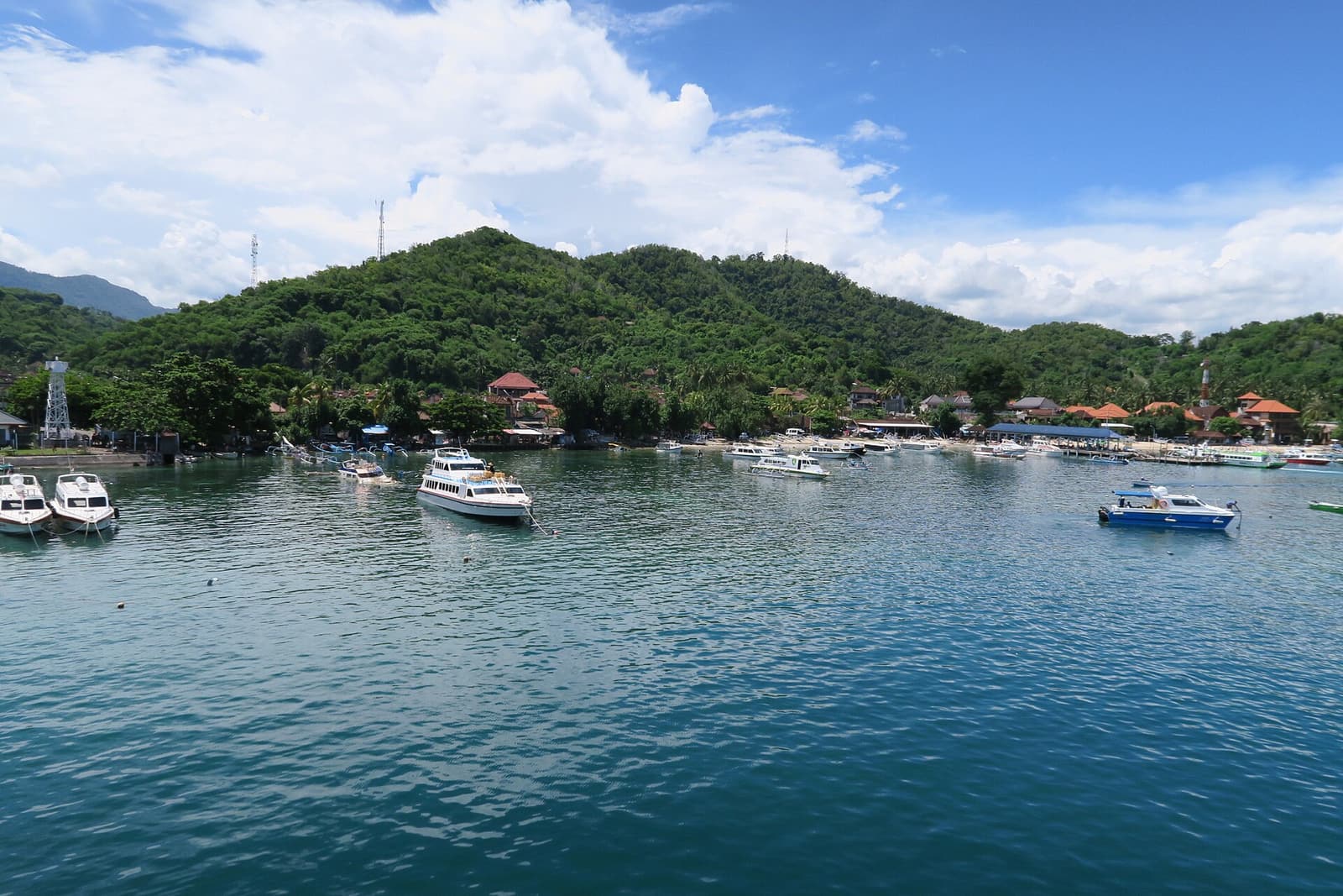 Der Hafen von Padang Bai auf Bali von einer ankommenden Fähre aus gesehen