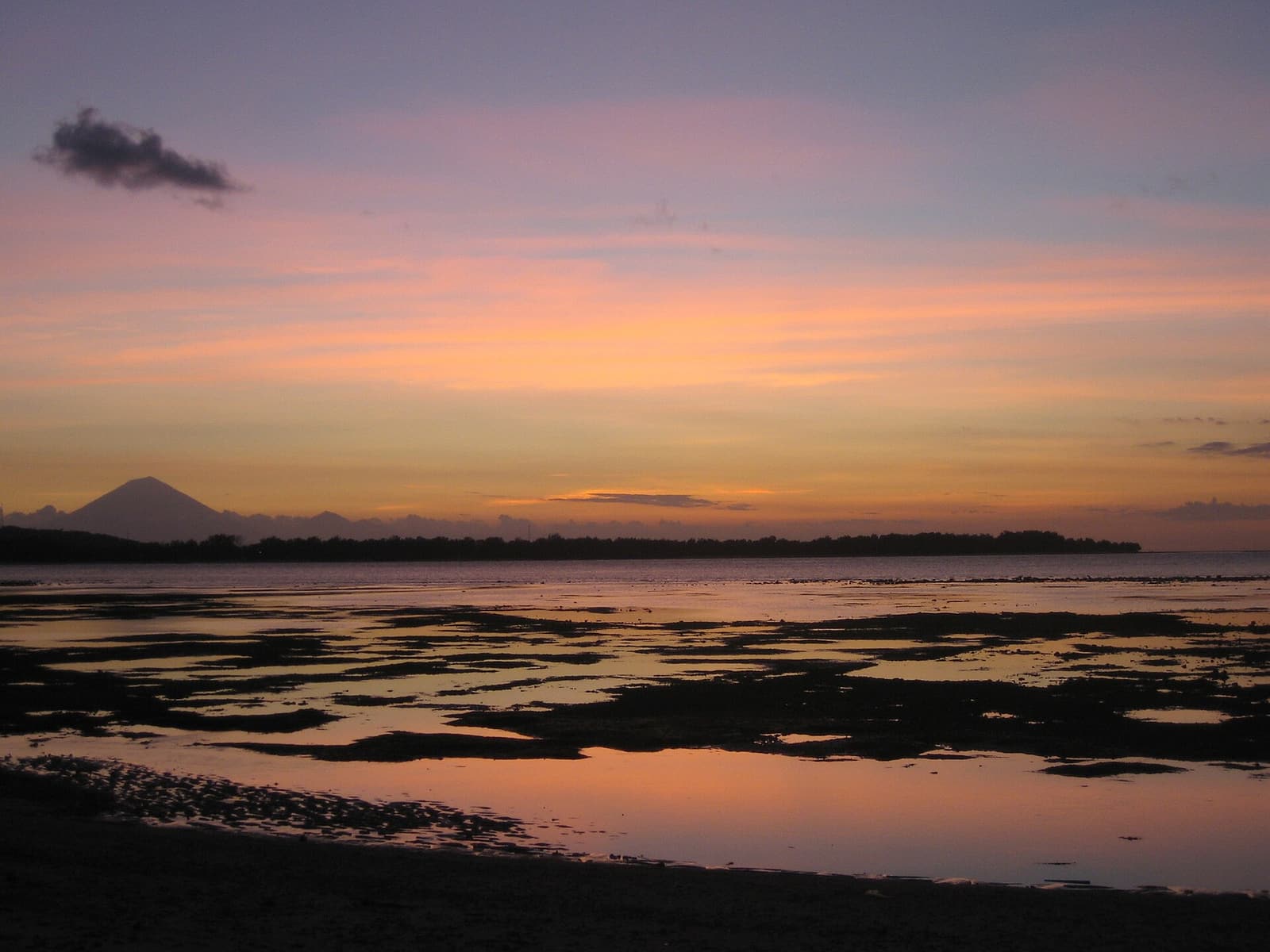 Sonnenuntergang hinter einem balinesischen Vulkan, gesehen von Gili Air