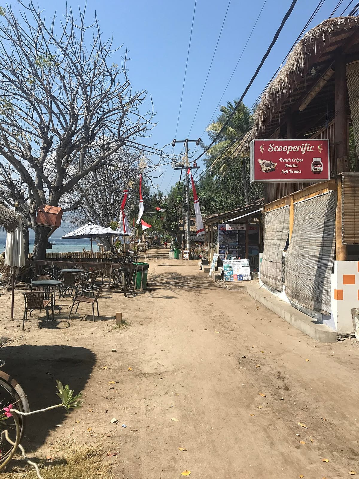 Een zandweggetje door het dorp op Gili Air
