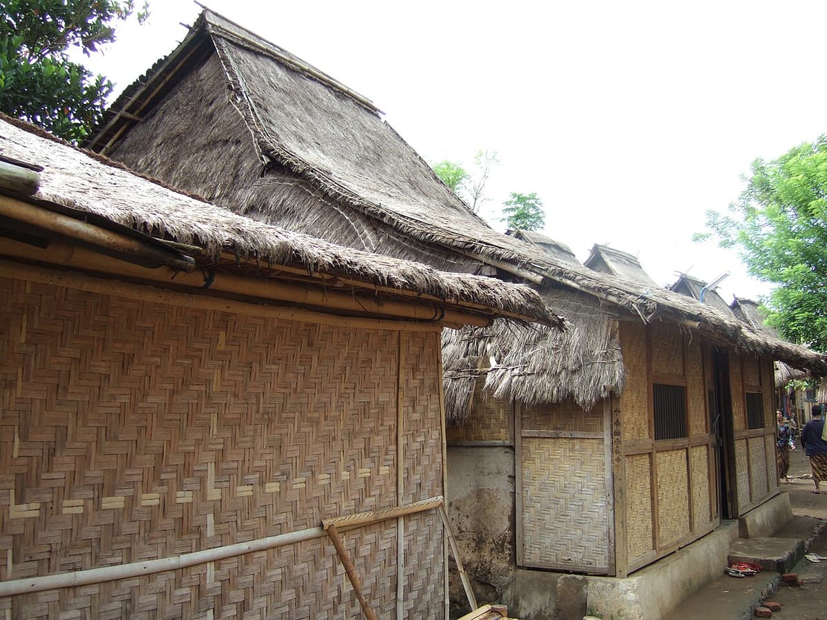 Traditionelle strohgedeckte Sasak-Häuser im Dorf Sade, Lombok