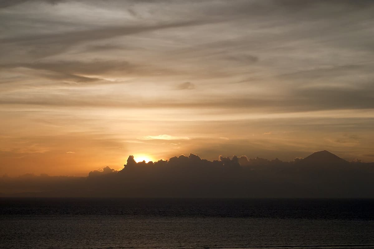 Sonnenuntergang über der Lombokstraße mit der Silhouette des Gunung Agung auf Bali